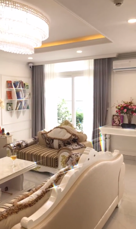 Mới đây, trên trang facebook cá nhân, Phi Thanh Vân bất ngờ chia sẻ đoạn clip ngắn ghi lại không gian bên trong căn hộ rộng rãi, tiện nghi ở TP. Hồ Chí Minh thu hút sự quan tâm của cộng đồng mạng. Theo dõi đoạn clip này, người hâm mộ trầm trồ không ngớt vì nội thất sang trọng, đắt đỏ trong căn hộ của Phi Thanh Vân.