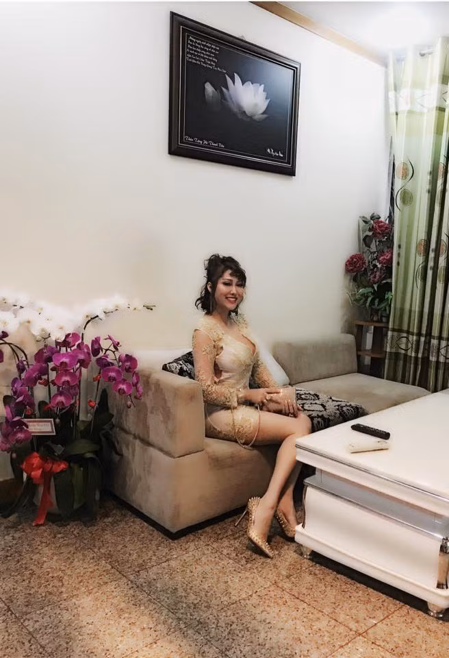 Ngoài căn hộ này, Phi Thanh Vân từng tiết lộ việc sở hữu khối tài sản "khủng". Tôi không giấu giếm, hiện tại tôi mua được một căn biệt thự. Tôi sở hữu 7 chiếc ô tô, hai miếng đất và 3 căn nhà chung cư. Nếu như với các nghệ sĩ, ngôi sao khác họ sẽ dùng tiền vào việc mua hàng hiệu như túi xách, váy, giầy dép…" - Phi Thanh Vân cho biết.