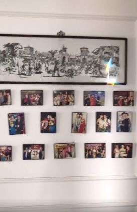 Một góc trong căn hộ được Phi Thanh Vân dùng để lưu giữ những bức ảnh kỷ niệm của bản thân và gia đình.