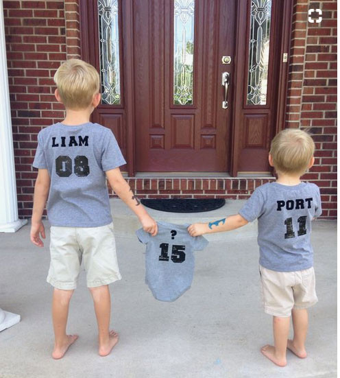 Hai anh trai rất háo hức được gặp em bé.