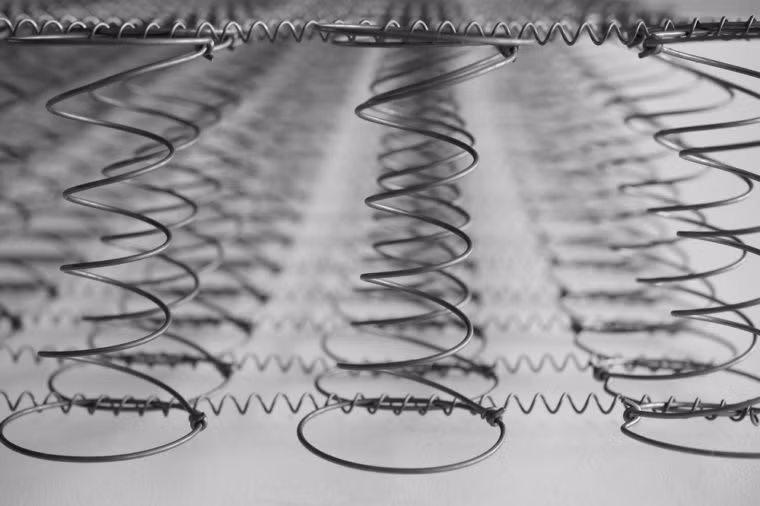 Căng thẳng hơn: Nằm trên chiếc đệm cũ, xuống cấp có thể làm cho bạn khó ngủ hơn, mức độ căng thẳng sẽ tăng nhanh theo chu kỳ giấc ngủ.