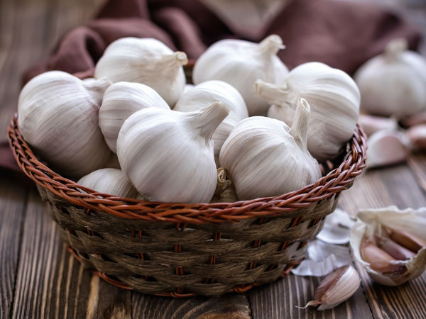 Tỏi được dùng như là một dược liệu trong nhiều thế kỷ vì nó chứa kháng khuẩn, kháng vi-rút và chống nấm. Bạn có thể thêm tỏi vào các món súp hoặc món canh.