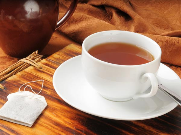 Trà nóng có thể điều trị các triệu chứng cảm lạnh và cúm. Nó hoạt động như thuốc giảm đau tự nhiên giúp làm sạch chất nhờn gây ra bởi xoang. Nó cũng chứa polyphenols, chất chống oxy hoá có thể chống lại bệnh tật.