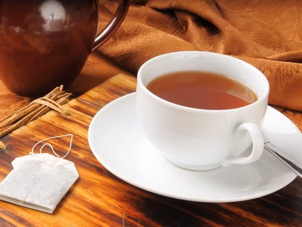 Trà nóng có thể điều trị các triệu chứng cảm lạnh và cúm. Nó hoạt động như thuốc giảm đau tự nhiên giúp làm sạch chất nhờn gây ra bởi xoang. Nó cũng chứa polyphenols, chất chống oxy hoá có thể chống lại bệnh tật.