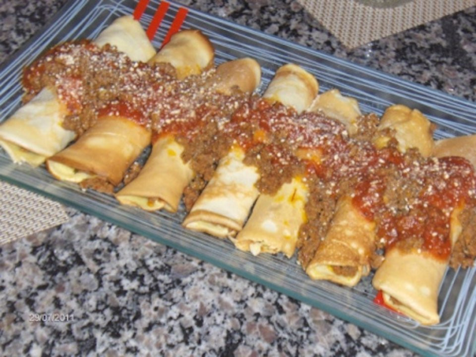 Món panqueca de carne moida của Brazil là loại bánh cuốn thịt rồi phủ trong nước sốt và nướng trong lò trước khi ăn.