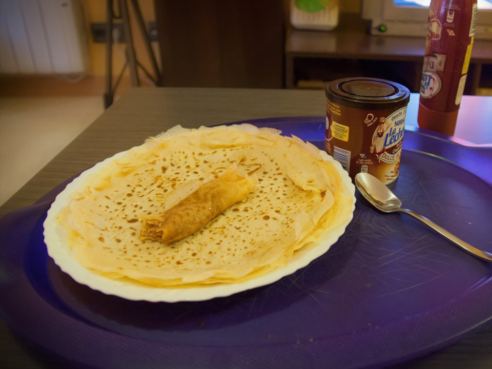 Những chiếc bánh panqueques của Tây Ban Nha được làm từ lòng trắng trứng. Người ta thường ăn nó vào bữa sáng hoặc dùng ăn vặt.