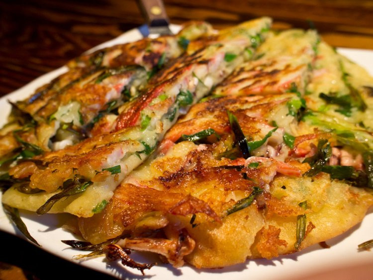 Bánh rán hải sản Hàn Quốc - pajama haemul - là món ăn nhẹ ngon tuyệt hảo. Bánh này gồm nhân hải sản, kim chi, hành lá và cả một loại rau quả.