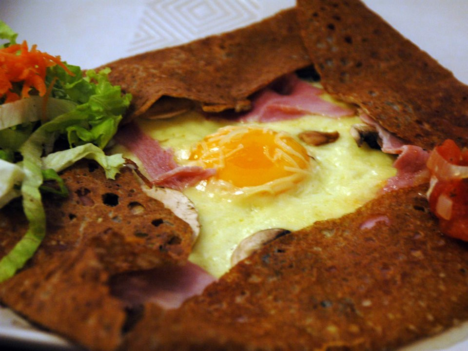 Bánh Crepes Pháp rất được ưa thích ở một số nước trên thế giới. Bánh mỏng thường được phủ đường và chanh, dâu, socola tan chảy.