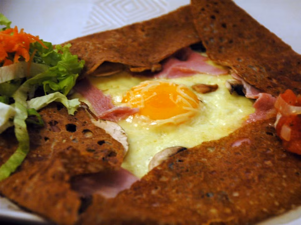 Bánh Crepes Pháp rất được ưa thích ở một số nước trên thế giới. Bánh mỏng thường được phủ đường và chanh, dâu, socola tan chảy.