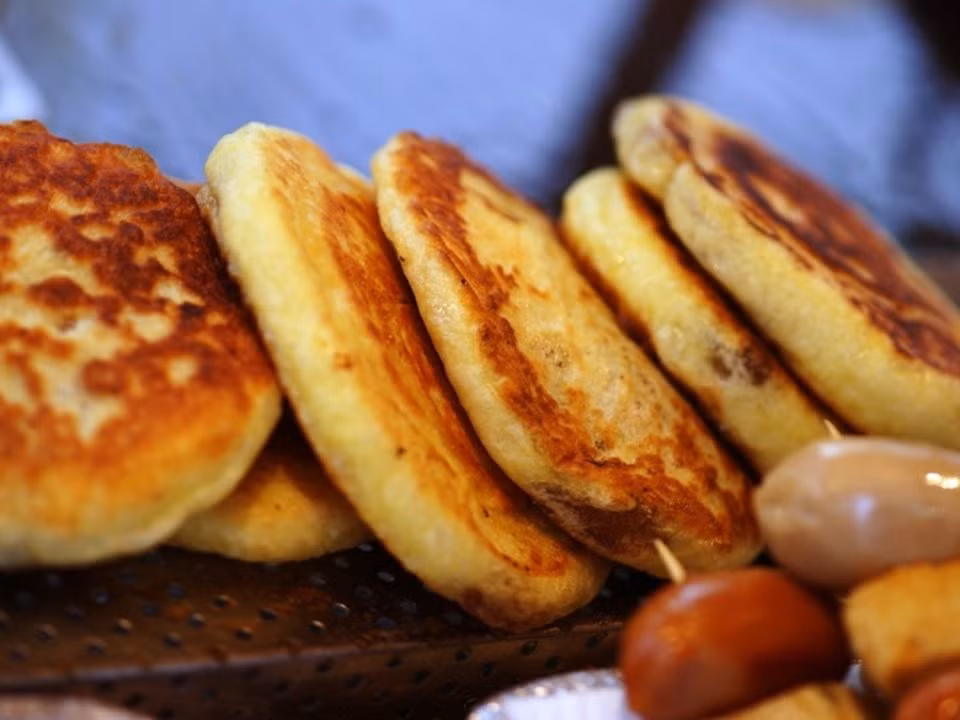 Bánh hotteok của Hàn Quốc là một món ăn đường phố phổ biến ở quốc gia này. Bánh thường được nhồi nhân quế, quả óc chó xắt nhỏ, đậu đỏ và đường nâu.