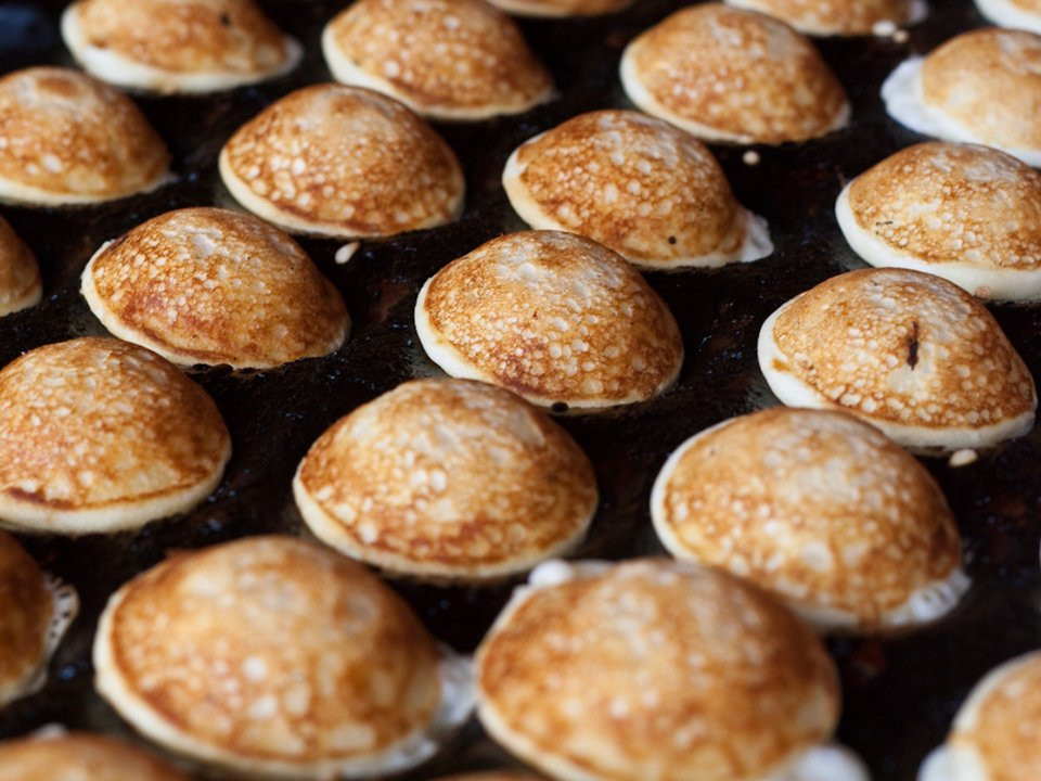 Poffertjes, Hà Lan được rán trong một chiếc chảo đặc biệt hình tròn. Bánh ăn kèm với đường, bơ và advocaat - chế từ rượu brandy và lòng đỏ trứng gà.