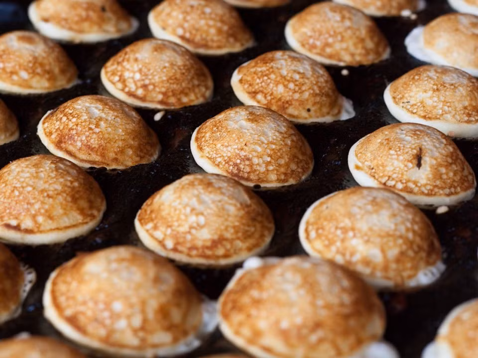 Poffertjes, Hà Lan được rán trong một chiếc chảo đặc biệt hình tròn. Bánh ăn kèm với đường, bơ và advocaat - chế từ rượu brandy và lòng đỏ trứng gà.