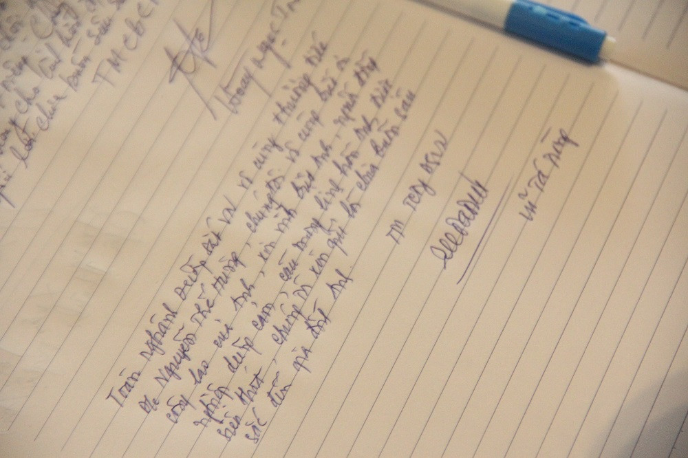 Ông Vũ Tá Tùng - Tổng Giám đốc Tổng Công ty Đường sắt Việt Nam viết lời thương tiếc và chia buồn cùng gia đình anh Nguyễn Thế Hùng trong cuốn sổ tang.
