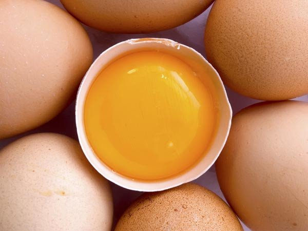 Lòng đỏ trứng gà bôi lên lông mày và để nó trong 15-20 phút sau đó rửa sạch. Áp dụng biện pháp này ba lần một tuần để có cặp lông mày đẹp tự nhiên.