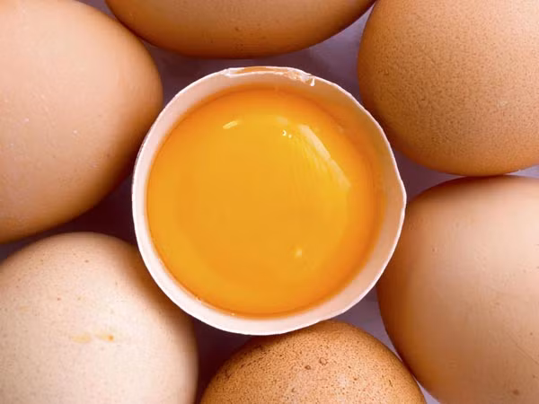 Lòng đỏ trứng gà bôi lên lông mày và để nó trong 15-20 phút sau đó rửa sạch. Áp dụng biện pháp này ba lần một tuần để có cặp lông mày đẹp tự nhiên.