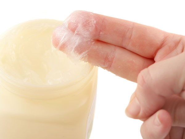 Vaseline còn có khả năng kích mọc lông mày vô cùng hiệu quả. Bạn lấy tăm bông chấm một ít vaseline rồi thoa lên trên lông mày trước khi đi ngủ và rửa vào sáng hôm sau.