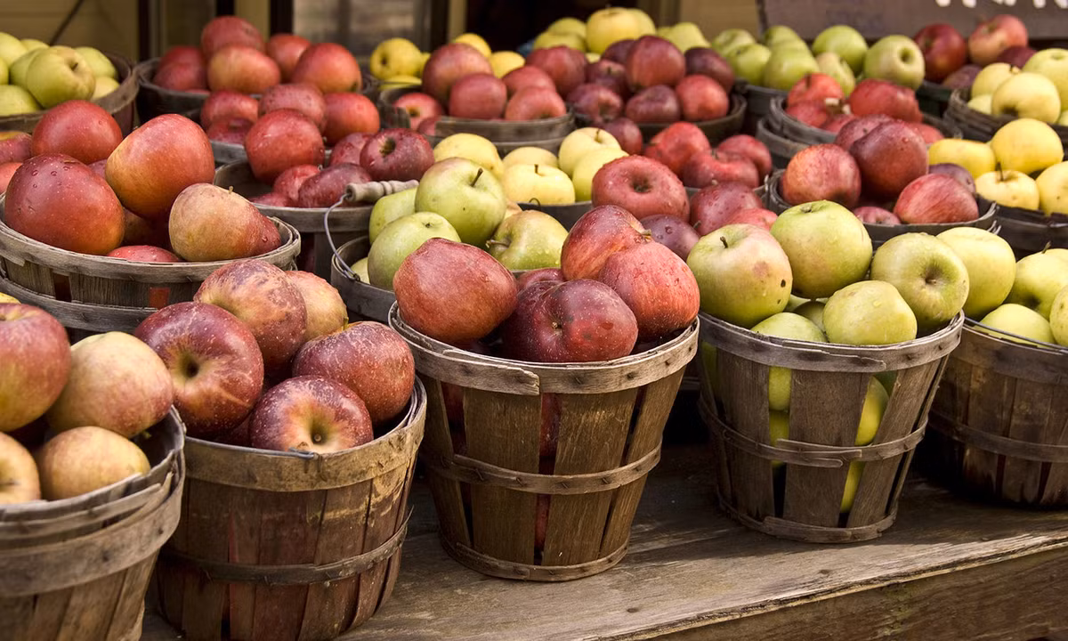 Táo: EWG phát hiện dư lượng thuốc trừ sâu trong 90% mẫu táo. Hơn nữa, 80% số quả táo được thử nghiệm chứa dấu vết diphenylamine, một loại thuốc trừ sâu bị cấm ở Châu Âu.