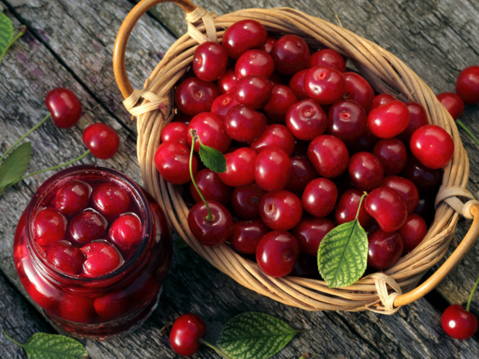 Cherries: EWG phát hiện trung bình 5 dư lượng thuốc trừ sâu trên các mẫu anh đào, bao gồm thuốc trừ sâu có tên iprodione, bị cấm ở Châu Âu.