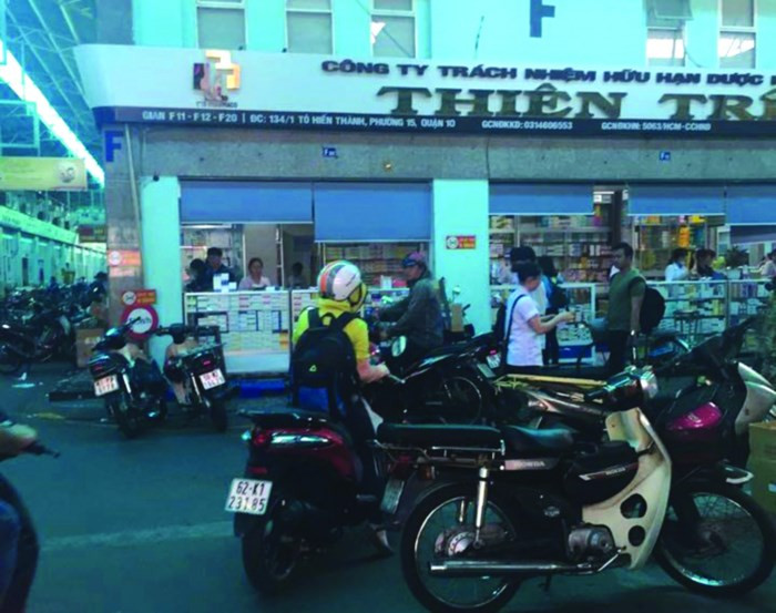 Theo đó, các loại thuốc bán tại chợ này không cần có toa của bác sĩ, nếu mua lẻ. Nếu muốn lấy hàng số lượng lớn, khách cũng chẳng cần trình pháp nhân gì để chứng minh có đủ điều kiện được kinh doanh dược phẩm hay không. Chỉ cần nói miệng mình là chủ tiệm thuốc tây và đưa “toa hàng” liệt kê các sản phẩm thuốc cần mua.