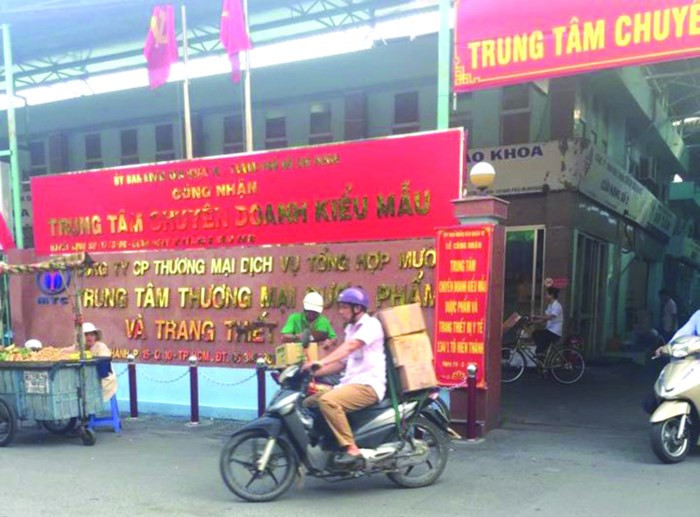 Không chỉ mua thuốc mẫu, thuốc gần hết hạn sử dụng, nhiều đầu nậu còn sẵn sàng mua cả thuốc nhái, thuốc giả. Cụ thể, mặt hàng thuốc cảm sốt bị làm nhái nhiều nhất.