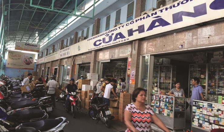 Ông Dũng cho biết: “Nếu quản lý không tốt thì lo ngại nhất là vấn đề chuyên môn. Địa điểm mua bán tập trung tạo cơ hội để thuốc không rõ nguồn gốc, nghĩa là thuốc giả, thuốc lên đời, thuốc nhái được lưu thông với số lượng lớn và đi khắp nơi”. Ông Dũng nhìn nhận, từ “chợ thuốc”, khả năng thuốc không rõ nguồn gốc tỏa đi từng ngõ ngách, đến tay người dân, là nỗi “đau đầu” lâu nay của ngành y tế.