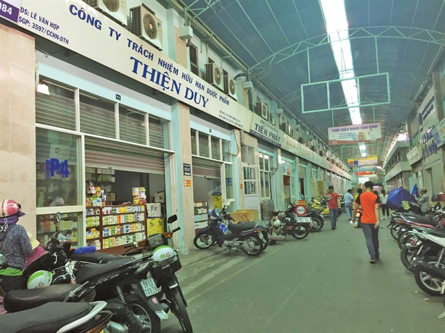 Bên trong chợ, có hàng trăm gian hàng phân phối thuốc tây, trang thiết bị y tế, nội ngoại nhập… với hàng ngàn chủng loại. Chợ bán giá sỉ và phần lớn khách hàng là các tiệm thuốc tây khắp mọi nơi trong, ngoài TP HCM. Nhiều phòng mạch tư, phòng khám tư cũng nhập thuốc từ chợ sỉ này.