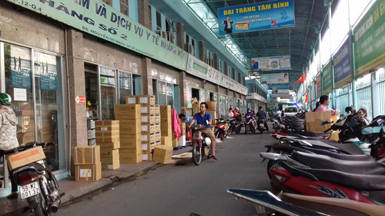 Trung tâm Thương mại Dược phẩm và trang thiết bị y tế - số 134/1 Tô Hiến Thành, P.15, Q.10, TP.HCM, nơi “mệnh danh” chợ thuốc bán sỉ lớn nhất Sài Gòn, hàng ngày vẫn hoạt động hết sức nhộn nhịp, không kém gì những khu chợ trời. Theo Dược sĩ Đỗ Văn Dũng - Trưởng phòng Nghiệp vụ Dược, Sở Y tế TP.HCM chia sẻ trên Báo Người Tiêu Dùng, việc tồn tại những nơi mua bán tập trung như chợ thuốc gây nhiều quan ngại.