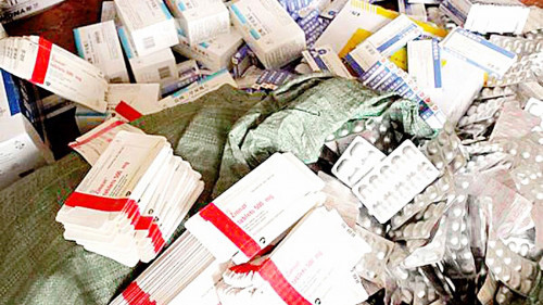 Một chuyên gia lĩnh vực dược cho rằng, công tác quản lý lỏng lẻo tại chợ thuốc này đã tạo cơ hội cho thuốc không nguồn gốc, thuốc giả lưu thông ra thị trường.