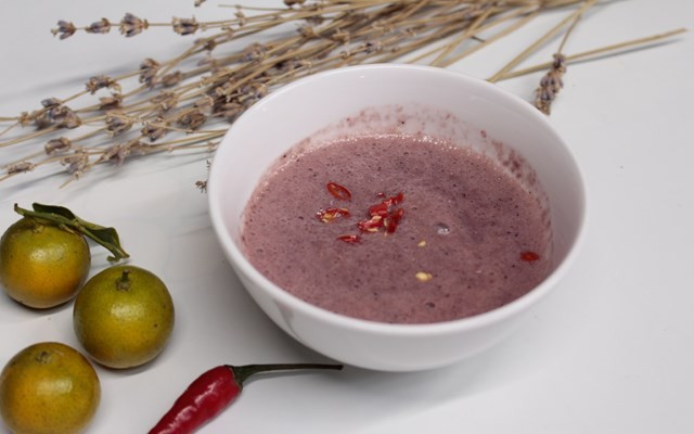 Mắm tôm, loại gia vị phổ biến ở Việt Nam được dùng với bún đậu, bún thang, thịt chó... nghe hấp dẫn là thế nhưng đối với người nước ngoài lại là món ăn gây cảm giác khó chịu vì mùi hương tỏa ra từ nó.