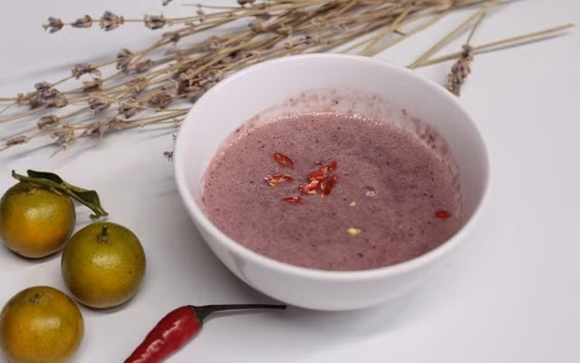 Mắm tôm, loại gia vị phổ biến ở Việt Nam được dùng với bún đậu, bún thang, thịt chó... nghe hấp dẫn là thế nhưng đối với người nước ngoài lại là món ăn gây cảm giác khó chịu vì mùi hương tỏa ra từ nó.