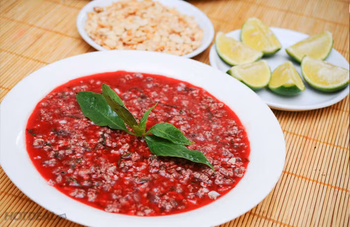 Tiết canh – món ăn khai vị trên bàn nhậu của người dân Việt Nam nằm trong danh sách những món đặc sản Việt “đáng sợ nhất” với du khách nước ngoài.