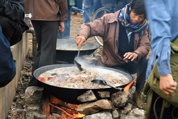 Thắng cố là một trong những đặc sản của vùng Tây Bắc. Tuy nhiên không phải du khách nào cũng ăn được món này.