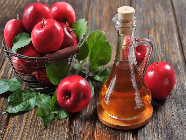 Dấm táo chứa chất chống vi khuẩn giúp loại bỏ mùi cơ thể bằng cách cân bằng độ pH của da bạn. Tẩm bông vào dấm táo và chà xát nó dưới nách của bạn. Đợi 2-3 phút rồi tắm.