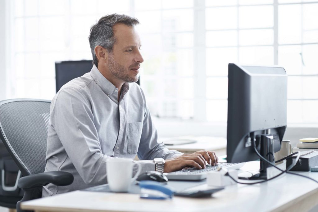 Ngồi nhiều, ít vận động cũng là một trong những tác nhân "nhanh nhất" làm cơ thể thường xuyên đau ốm.