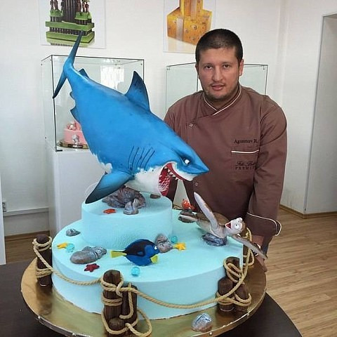 Chiếc bánh kem hình chú cá mập nhìn y như thật.