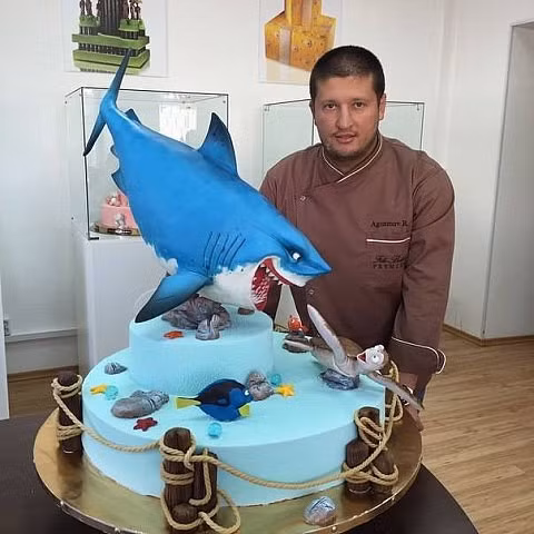 Chiếc bánh kem hình chú cá mập nhìn y như thật.