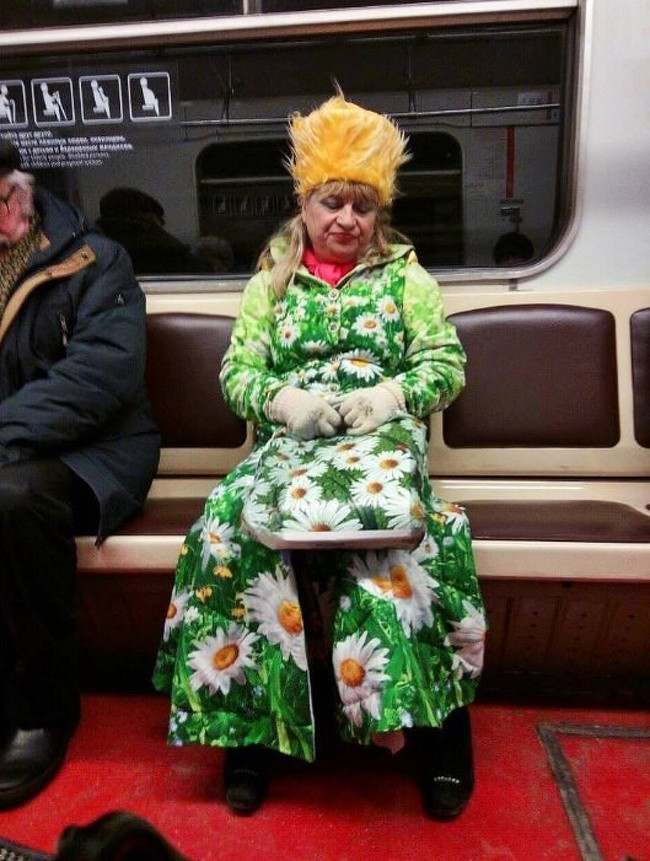 Thời trang cỏ cây hoa lá lòe loẹt của quý bà này thật sự rất bắt mắt.