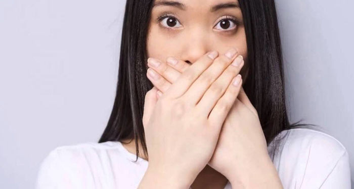 Nấc: Khi chúng ta ăn nhanh, nuốt miếng thức ăn lớn, hay ăn nhiều, cơ hoành có thể bị kích thích, không khí bị mắc kẹt trong cổ họng, gây ra cơn nấc.