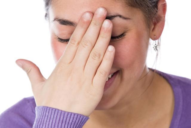 Đỏ mặt: Khi rơi vào tình huống lúng túng, xấu hổ, bạn cảm nhận nhiệt độ cơ thể tăng cao, đặc biệt trên khuôn mặt. Thật ra, đó chính lúc cơ thể tăng lượng adrenaline, khiến nhịp tim tăng và mạch máu giãn ra.