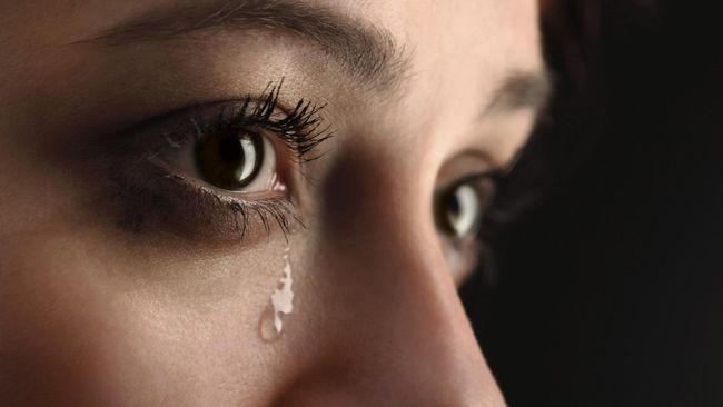 Khóc: Các nhà khoa học tin rằng trong những tình huống căng thẳng, cơ thể sẽ khóc để tạo ra một nguồn kích thích mạnh mẽ phân tán chúng ta khỏi nỗi đau đang chịu đựng.