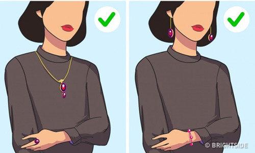 Khi đã dùng bông tai thì nên kết hợp đeo vòng ta, còn nếu bạn đeo dây chuyền thì hãy chọn một chiếc nhẫn phù hợp. Việc mang trên người 3 hoặc 4 thứ phụ kiện chỉ khiến bạn trông lố hơn.