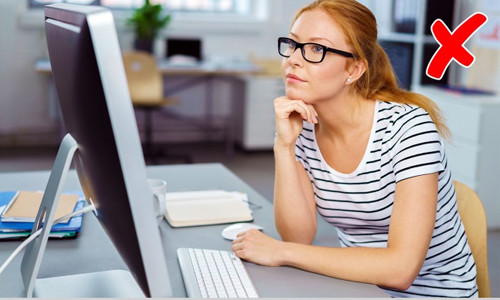 Chạm tay vào mặt và cằm khi ngồi trước máy tính là một trong những thói quen phổ biến gây hại tới nhan sắc của chúng ta. Việc chống tay vào cằm hay má ảnh hưởng tới sự lưu thông máu và khiến da của bạn lão hóa nhanh hơn.