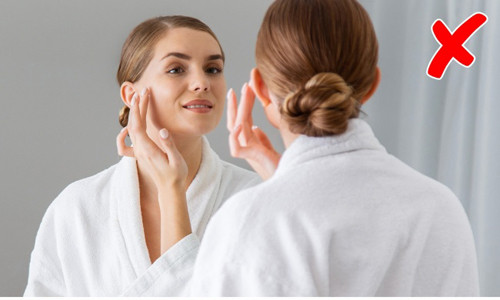 Chỉ dưỡng ẩm trên mặt là một trong những thói quen sai lầm mà nhiều người vẫn mắc. Các bộ phận khác như tay chân cổ hay toàn thân cũng cần được dưỡng ẩm trong mùa đông.