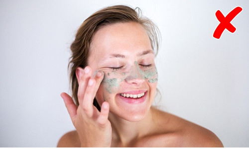 Lạm dụng các sản phẩm tẩy da chết đôi khi có thể gây hại cho làn da của bạn. Tối đa, bạn chỉ nên tẩy da chết với các sản phẩm chuyên dụng là 3 lần/tuần.