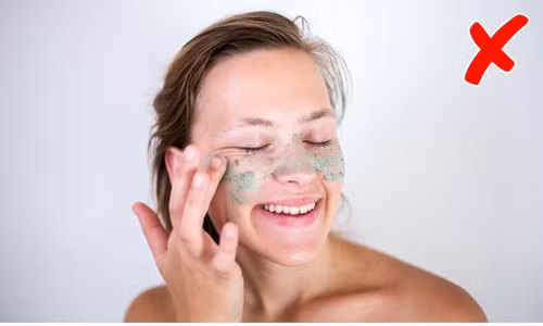 Lạm dụng các sản phẩm tẩy da chết đôi khi có thể gây hại cho làn da của bạn. Tối đa, bạn chỉ nên tẩy da chết với các sản phẩm chuyên dụng là 3 lần/tuần.