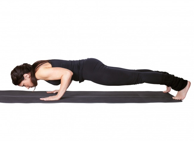  Chống đẩy: Hạ ngực của bạn xuống gần sàn và giữ càng lâu càng tốt. Trở lại vị trí ban đầu. 