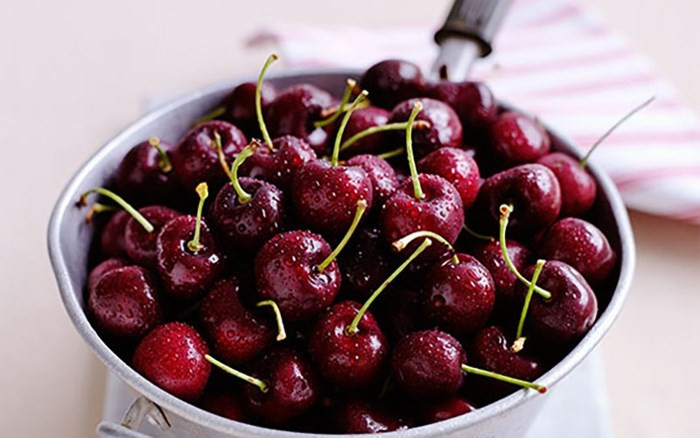 Ăn quả anh đào: Anthocyanins trong quả anh đào rất tốt trong việc làm giảm lượng tinh thể acid uric trong máu, ăn nhiều quả anh đào là một cách tuyệt vời để làm giảm đau và viêm kết hợp với bệnh gout. Thực tế, một nghiên cứu đăng trên tạp chí Arthritis and Rheumatology cho thấy những bệnh nhân ăn quả anh đào ít bị đau hơn 35% so với những bệnh nhân không ăn.