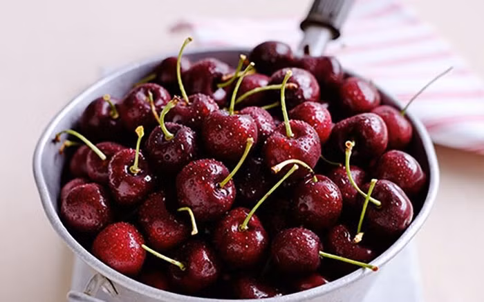 Ăn quả anh đào: Anthocyanins trong quả anh đào rất tốt trong việc làm giảm lượng tinh thể acid uric trong máu, ăn nhiều quả anh đào là một cách tuyệt vời để làm giảm đau và viêm kết hợp với bệnh gout. Thực tế, một nghiên cứu đăng trên tạp chí Arthritis and Rheumatology cho thấy những bệnh nhân ăn quả anh đào ít bị đau hơn 35% so với những bệnh nhân không ăn.