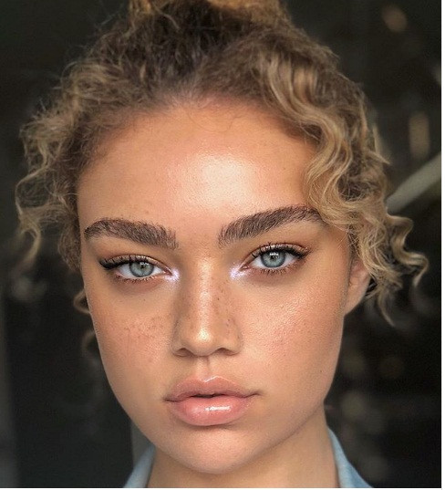 Bố mẹ cô ấy là người Châu Phi và Đức.