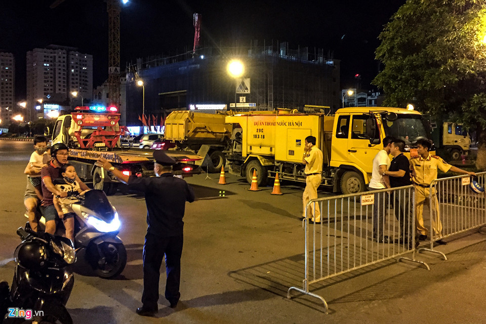 Lực lượng chức năng dựng rào chắn và cấm các hoạt động kinh doanh khu vực vườn hoa Lạc Long Quân (đường Vệ Hồ và Nguyễn Hoàng Tôn) để công nhân làm việc.